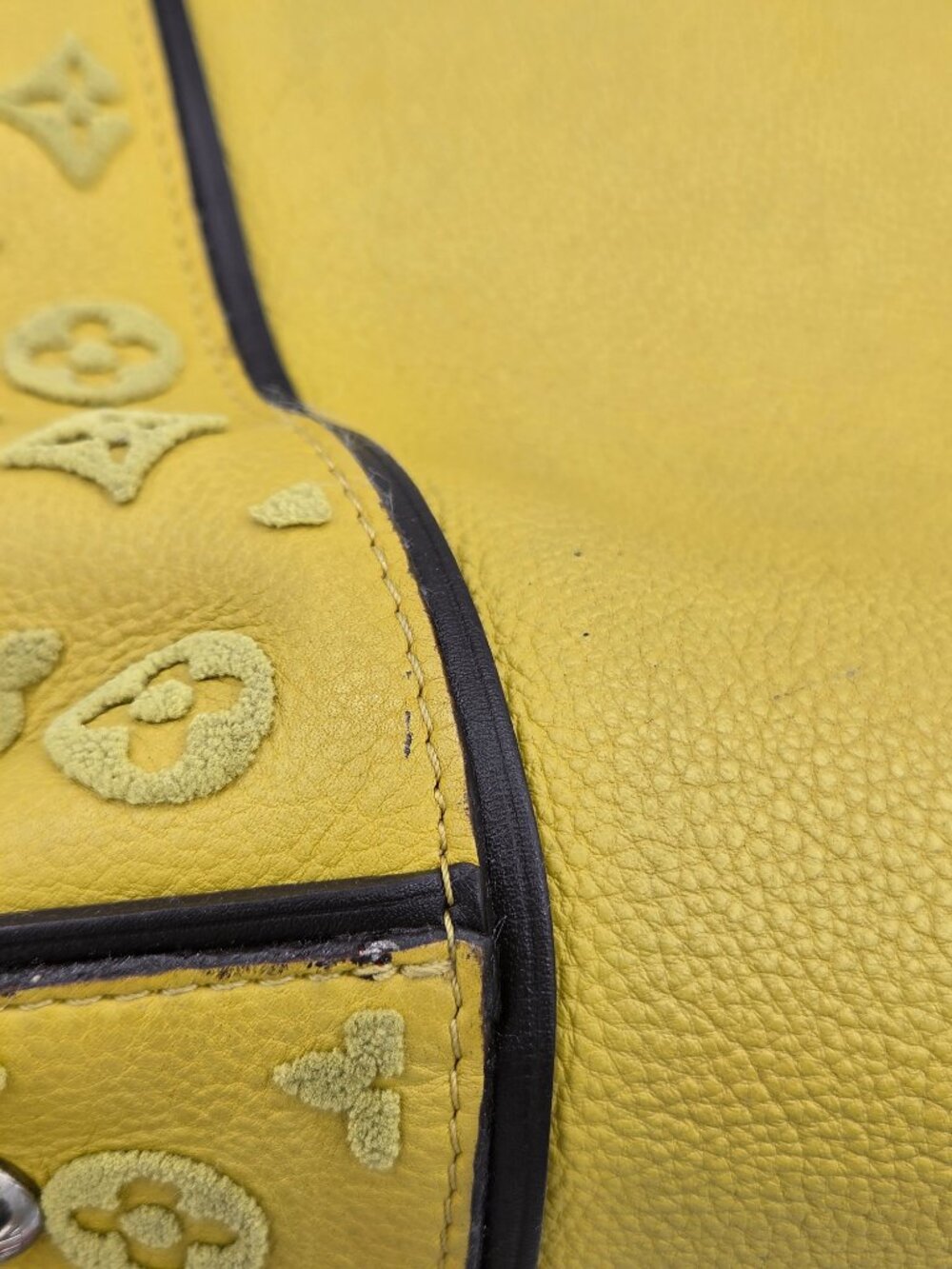 Louis Vuitton Veau Cachemire Tote W PM – Pistache | Grained Calfskin Leather - Picture 11 of 15